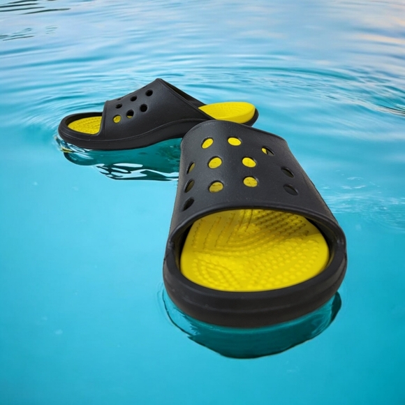 Croc Unisex Men's 8 Women's 10 black and yellow slides with great traction. More - Picture 5 of 9